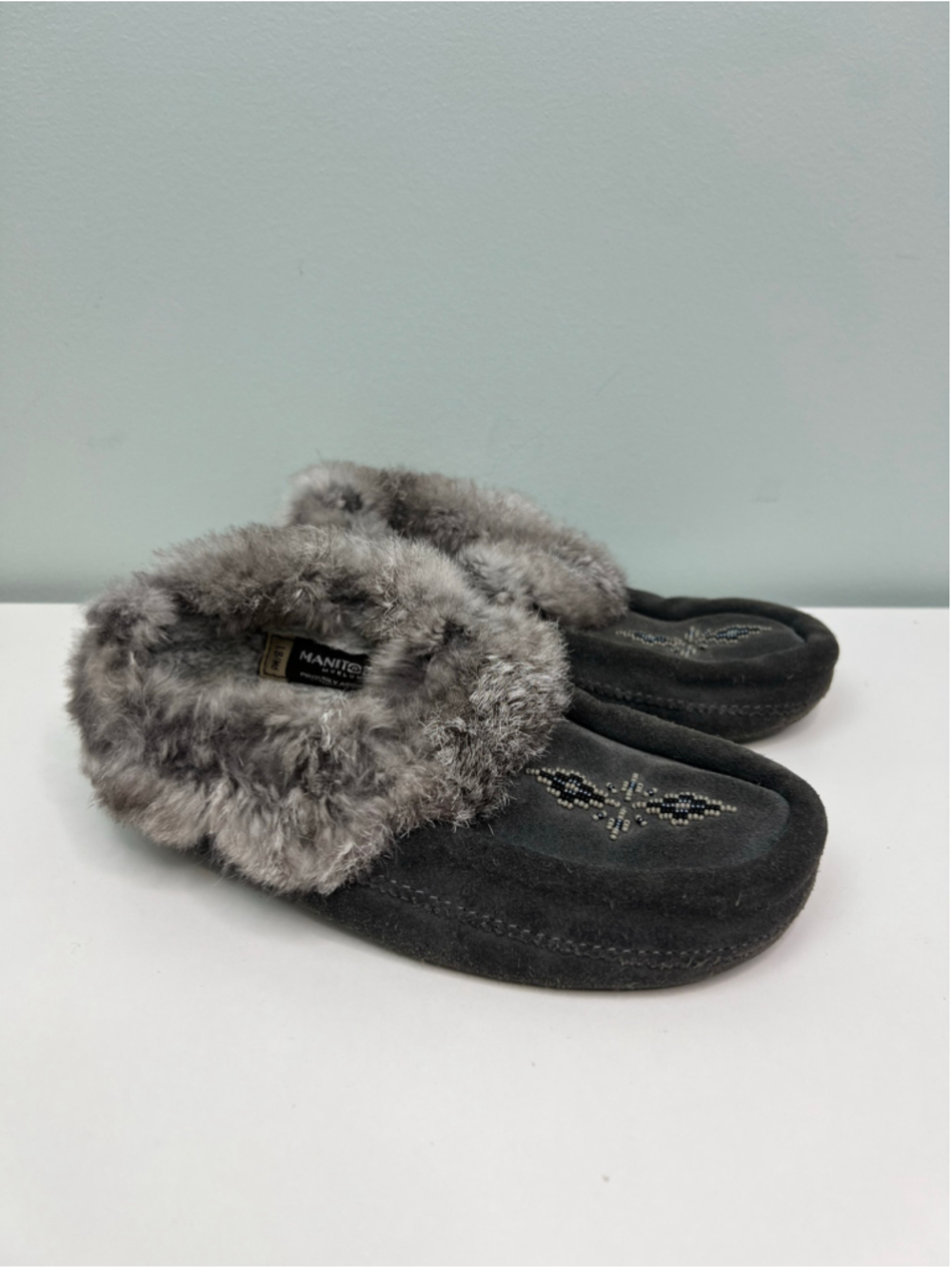 Manitobah Mukluks Moccasin Tipi Womens 8 Gray Suede Fur Lined Beaded Slippers